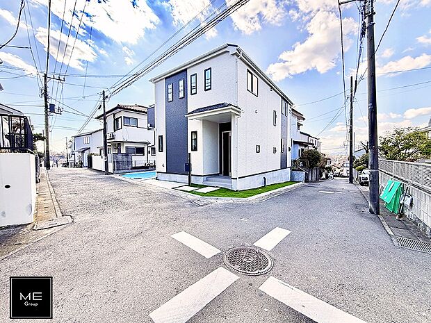 【前面道路含む現地写真】角地につき陽当り良好です!