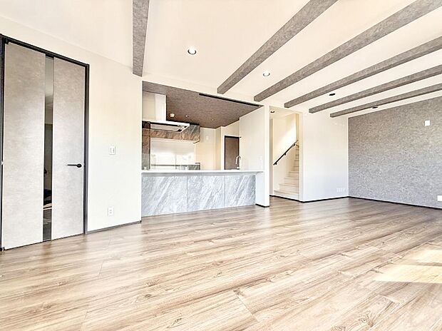 【ダイニング】■インテリアを考えるのが楽しみな広いリビングです!