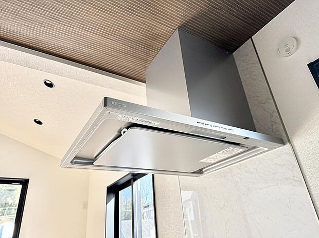 【レンジフード】■調理時の蒸気や匂いが換気扇に誘導され、効率的に排煙ができます。