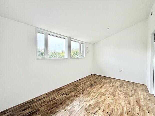 【寝室】■シンプルな空間で、収納付きベッドやデスクなど、多機能な家具を活用しやすいです