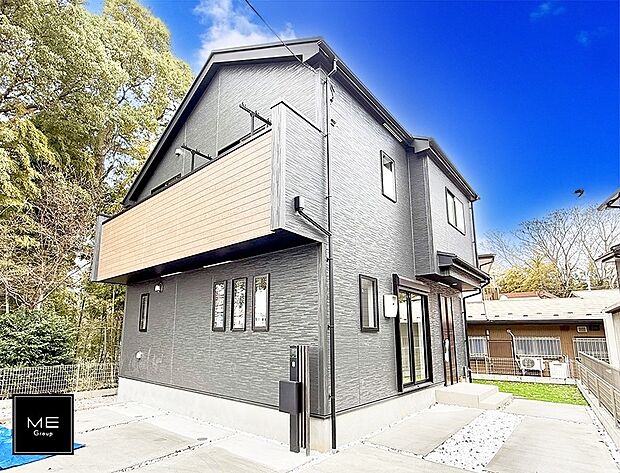 【現地外観写真】暮らしを彩る充実した設備仕様が備わった新築戸建