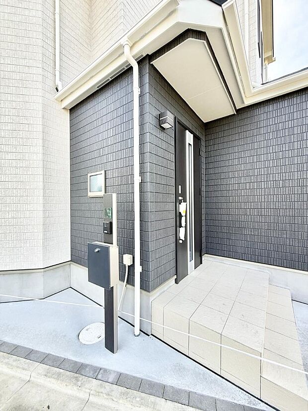 【玄関】■ シンプルで美しく、住まいの第一印象を彩る玄関です