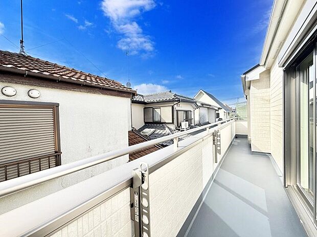 【バルコニー】■ 朝のコーヒーや夜の星空を楽しむ、癒しの場所