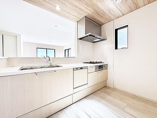 【ダイニングキッチン】■会話が深まる対面キッチン！家族との会話がはずみます！  