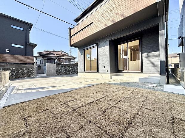 【庭】■季節の移ろいを感じられる、落ち着いた雰囲気の屋外空間