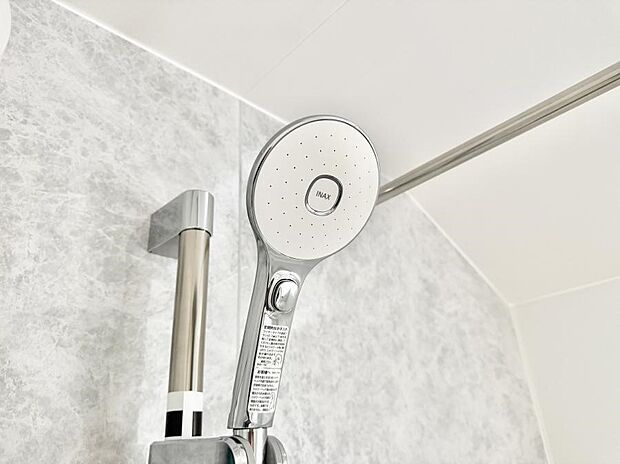 【止水シャワーヘッド】■手元で簡単に止水できるため、水の無駄遣いを減らすことができます。