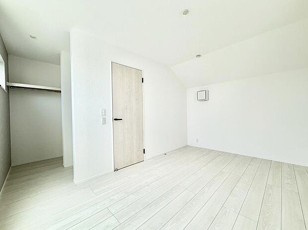 【リビング以外の居室】1号棟  ■清潔感あふれるお部屋で毎日を快適に過ごせます