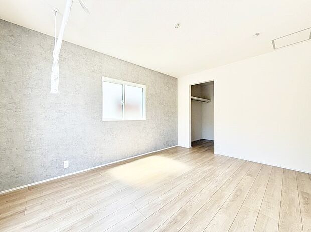 【寝室】■シンプルな空間で、収納付きベッドやデスクなど、多機能な家具を活用しやすいです