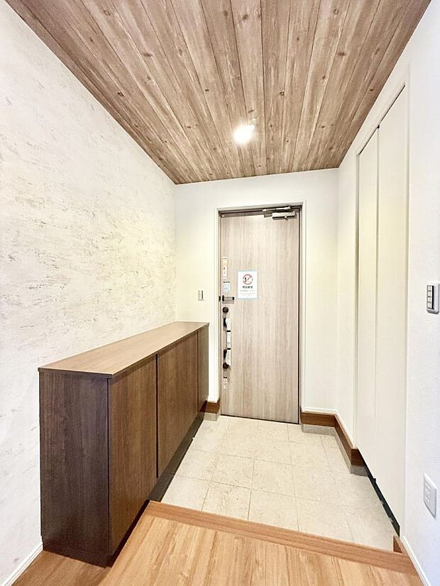 【玄関】3号棟 ■ シンプルで美しく、快適な暮らしの入り口