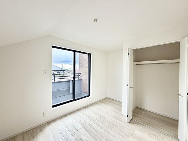 【リビング以外の居室】1号棟  ■落ち着いた色合いのお部屋で穏やかな時間を楽しめます