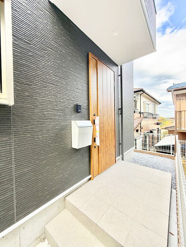 【玄関】■ 心地よい暮らしへとつながる、温かい玄関