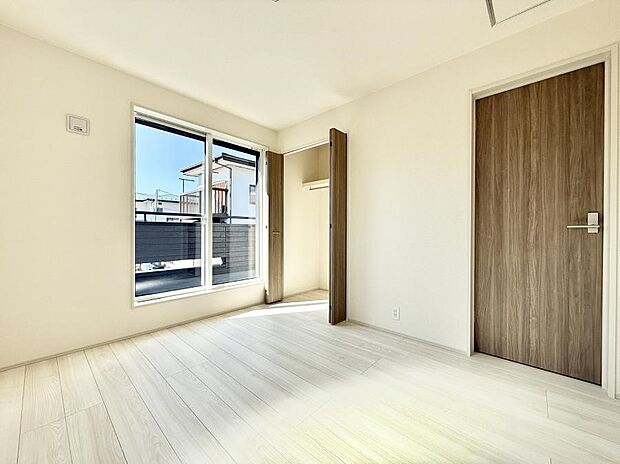 【寝室】■陽射しが差し込む暖かいお部屋