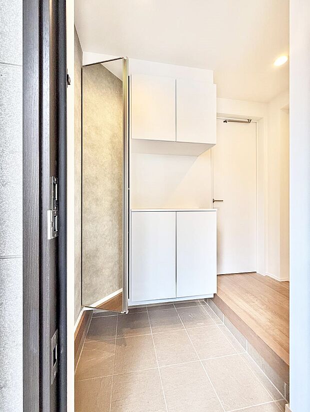 【玄関】■ シンプルで美しく、快適な暮らしの入り口