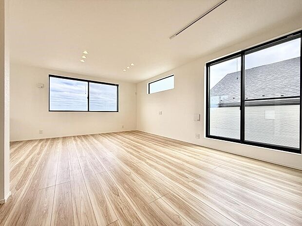 【リビングダイニング】大きな窓から光が入り明るい空間でお寛ぎいただけます