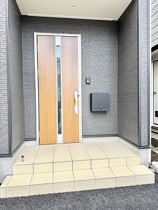 【玄関】■ シンプルで美しく、住まいの第一印象を彩る玄関です