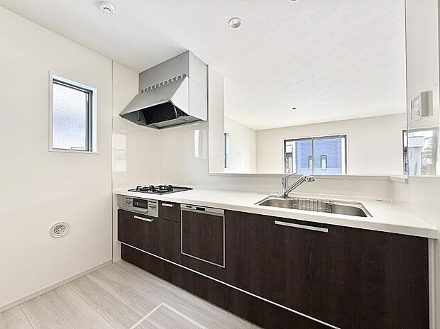 【ダイニングキッチン】■小窓があるので、明るさと開放感たっぷりなキッチン!