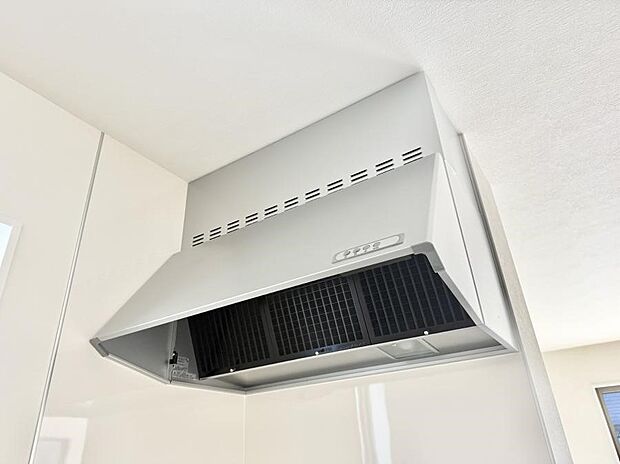 【レンジフード】■調理時の蒸気や匂いが換気扇に誘導され、効率的に排煙ができます。