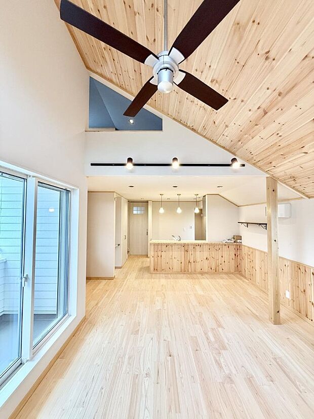 【リビング】■くつろぎと笑顔が集まる、心温まるリビング