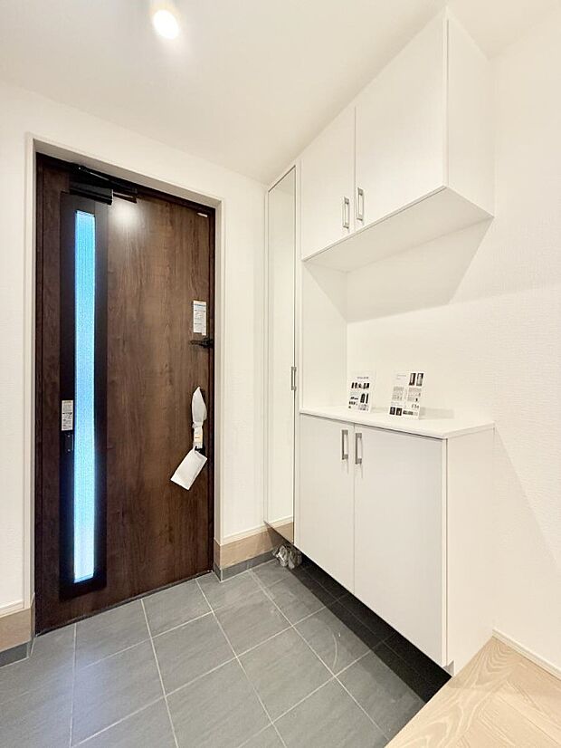 【玄関】■ 家族やゲストをやさしく迎える、心地よい空間