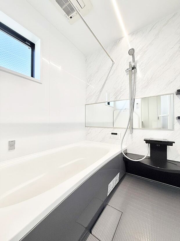 【浴室】■一日の疲れを癒す、心落ち着く空間です