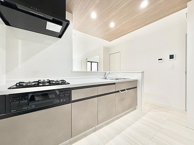 【キッチン】小窓があるので、明るさと開放感たっぷりなキッチン！  