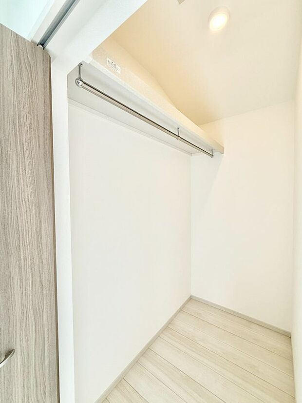 【収納】■季節の洋服も、思い出の小物もすっきり収納できるウォークインクローゼット付