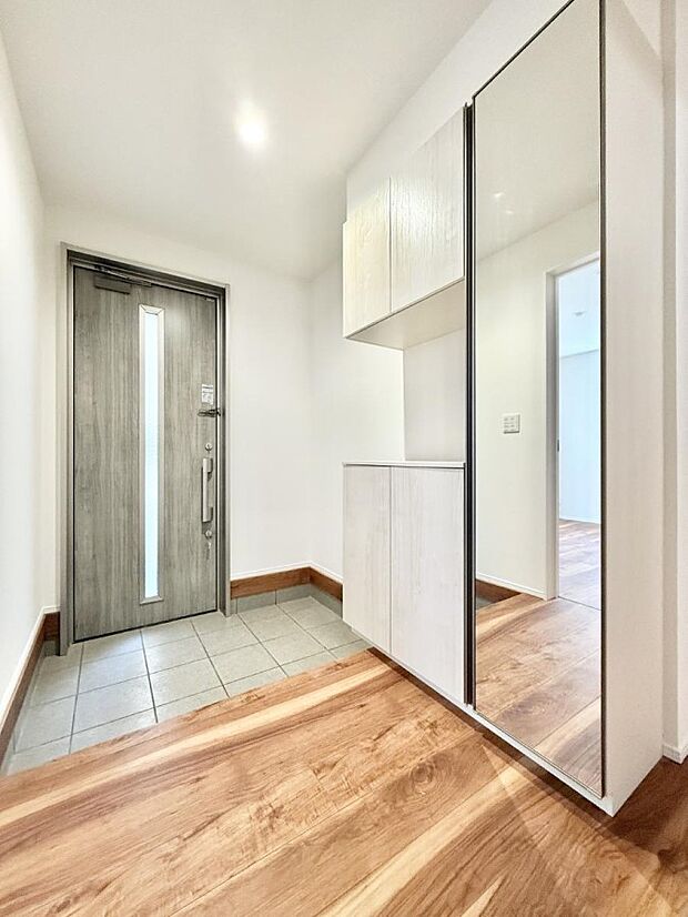 【玄関】■ 家族やゲストをやさしく迎える、心地よい空間