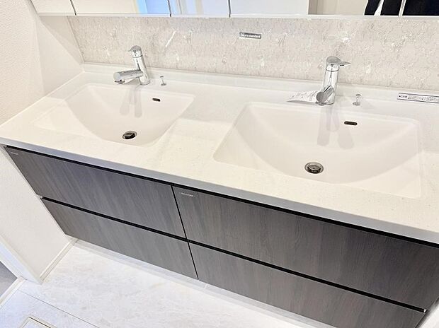 【ダブルボウル洗面台】■忙しい朝に便利なダブルボウル洗面台