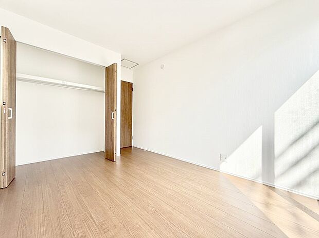 【リビング以外の居室】■落ち着いた色合いのお部屋で穏やかな時間を楽しめます