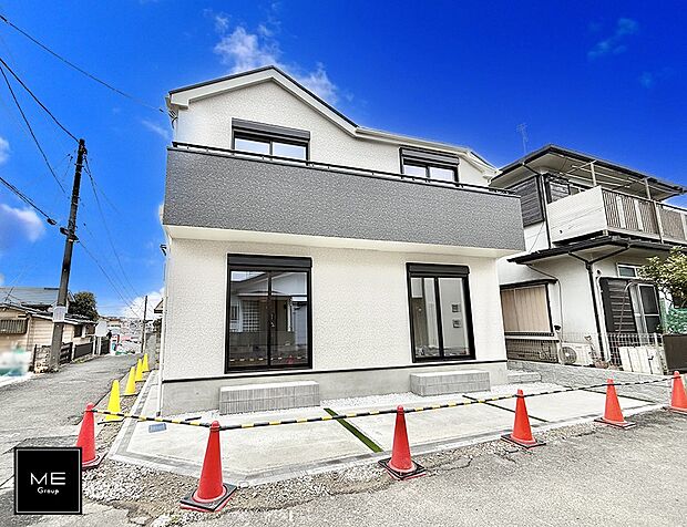 【現地外観写真】■角地につき陽当り良好です!