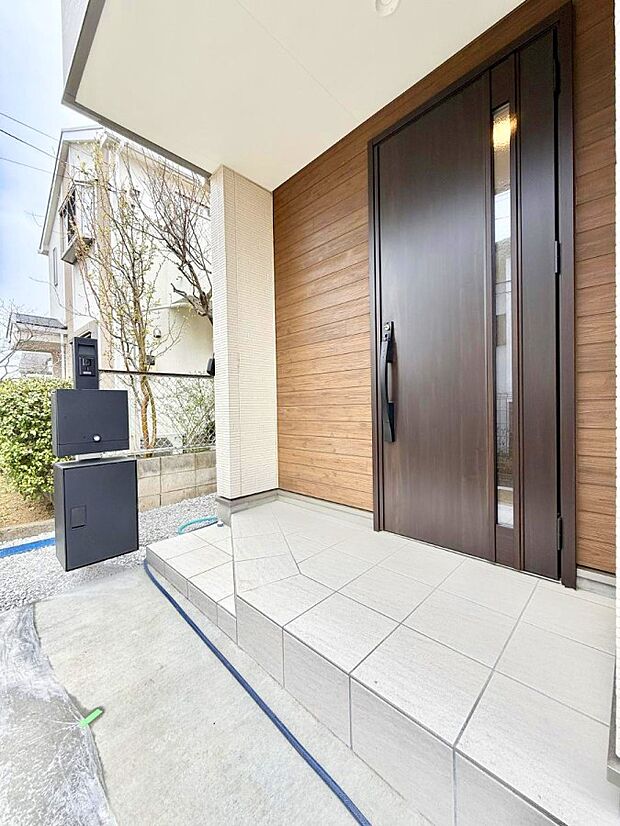 【玄関】■ 心地よい暮らしへとつながる、温かい玄関