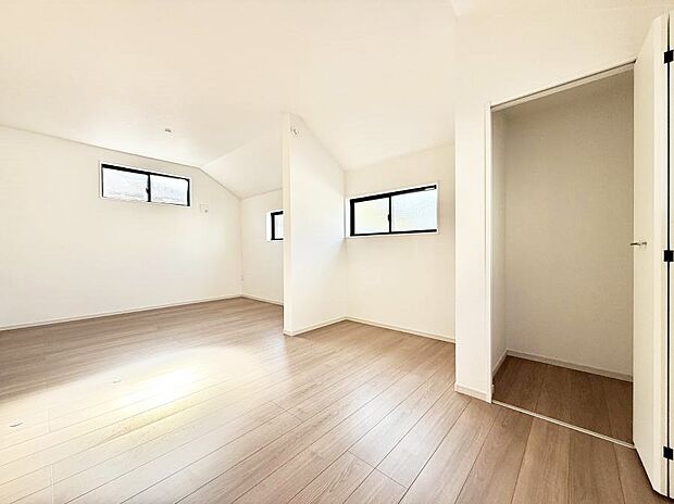 【リビング以外の居室】■落ち着いた色合いのお部屋で穏やかな時間を楽しめます