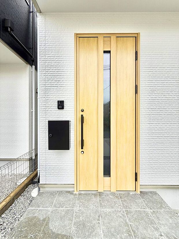 【玄関】■ シンプルで美しく、住まいの第一印象を彩る玄関です