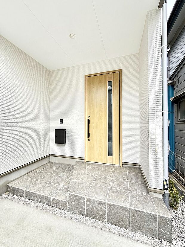 【玄関】■ 心地よい暮らしへとつながる、温かい玄関