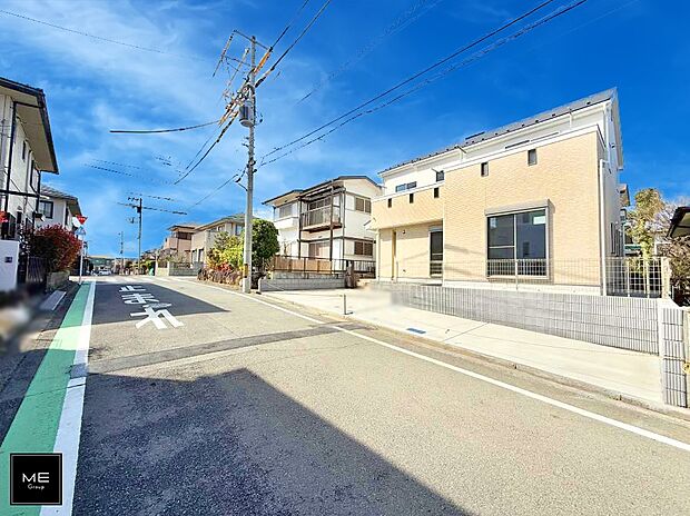 【前面道路含む現地写真】■南道路幅が約6.5mあり開放感があります!整形地です