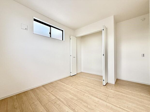 【リビング以外の居室】■大きな収納で荷物がスッキリ片付きます