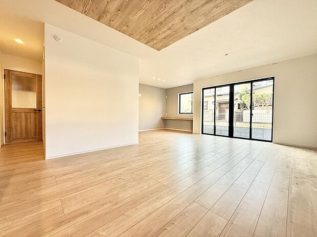 【ダイニング】■多目的に使えるカウンターもあり、ご家族で楽しめる空間です