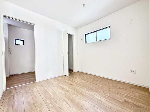 【リビング以外の居室】■落ち着いた色合いのお部屋で穏やかな時間を楽しめます