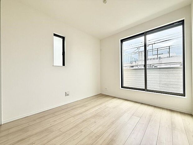 【リビング以外の居室】■大きな窓は開放感があり、明るさ通風バッチリです