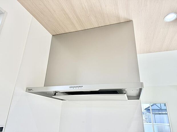 【レンジフード】■調理時の蒸気や匂いが換気扇に誘導され、効率的に排煙ができます。