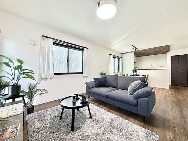 【ダイニング】■インテリアを考えるのが楽しみな広いリビングです！  