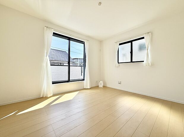 【寝室】■陽射しが差し込む暖かいお部屋