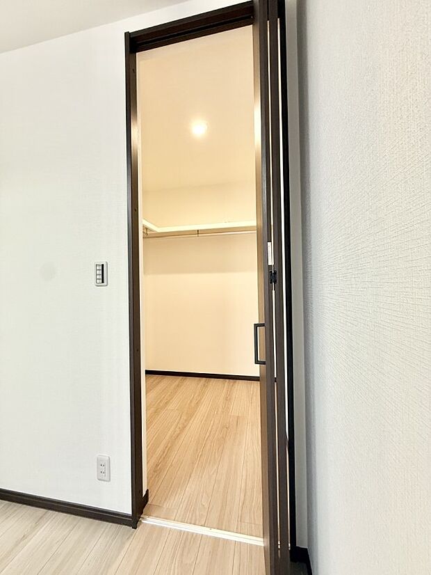 【ウォークインクローゼット】■季節の洋服も、思い出の小物もすっきり収納できるウォークインクローゼット付