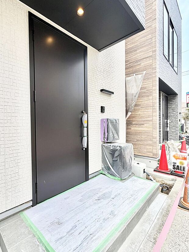 【玄関】■ シンプルで美しく、住まいの第一印象を彩る玄関です