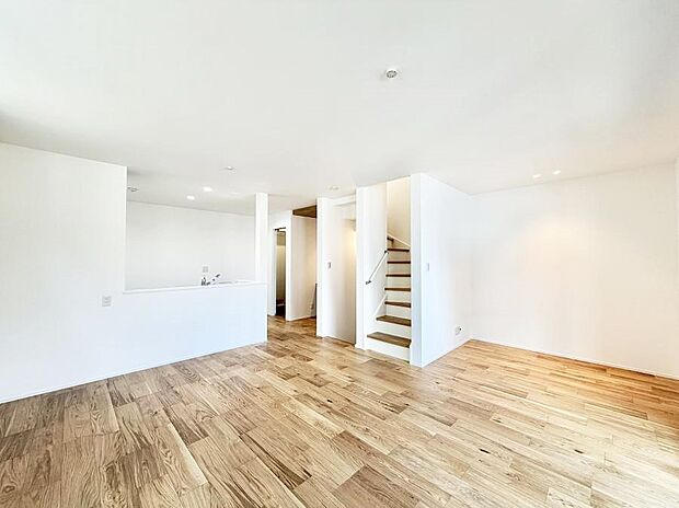 【リビングダイニング】■リビングイン階段だと、ご家族でコミュニケーションが取りやすいですね  