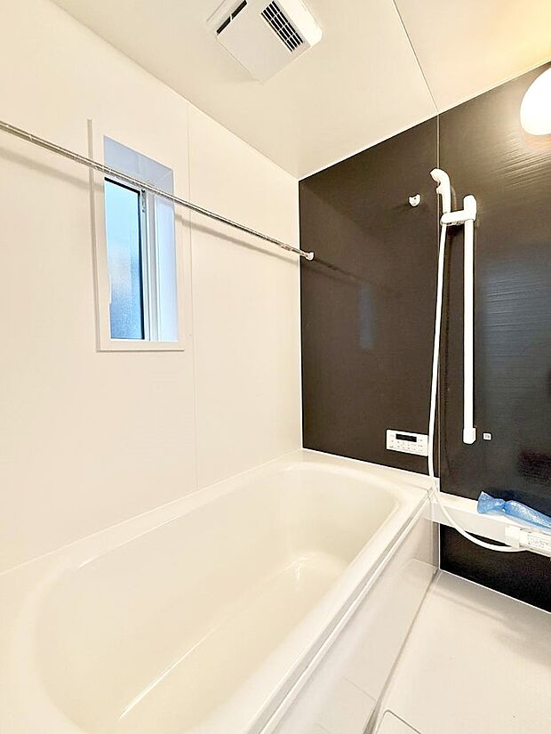 【浴室】落ち着いた色合いの壁面、ゆっくり、ゆったり寛げるバスルーム。  