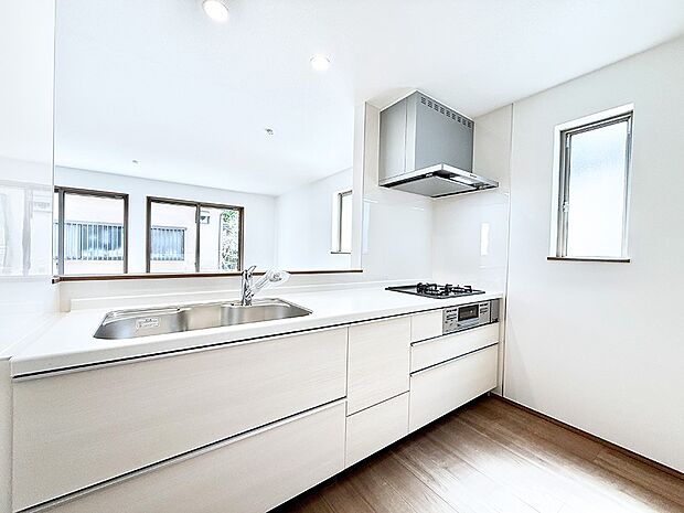 【ダイニングキッチン】小窓があるので、明るさと開放感たっぷりなキッチン！  