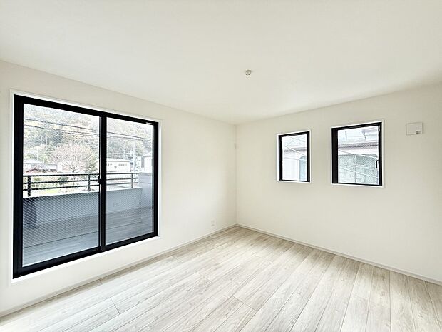 【洋室】大きな窓は開放感があり、明るさ通風バッチリです