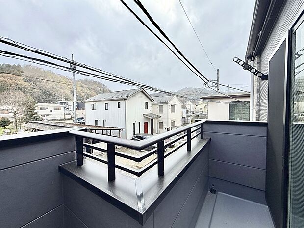 【バルコニー】お洗濯物がよく乾く陽当たり良好のバルコニーです!