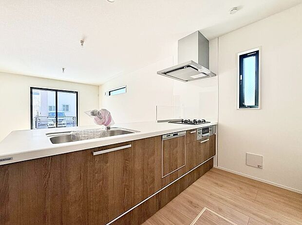 【キッチン】小窓があるので、明るさと開放感たっぷりなキッチン！